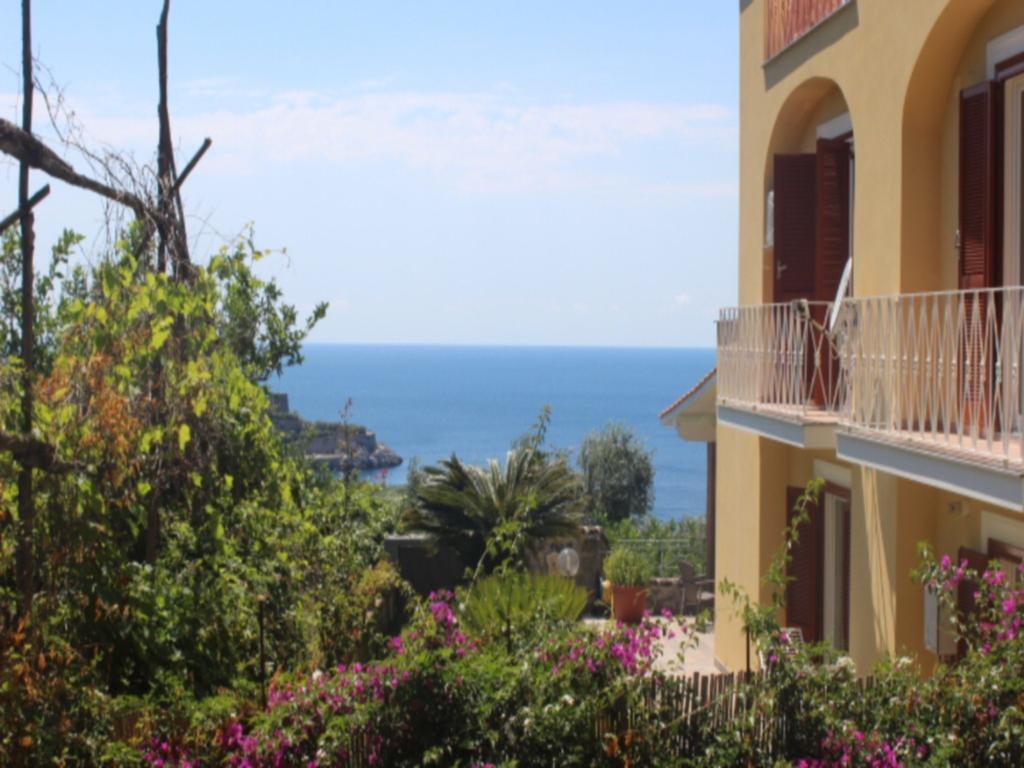 Faraglioni Di Sorrento Guesthouse Номер фото